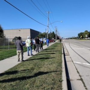 🔒 Unionized Komatsu workers participating in solidarity walks during negotiations