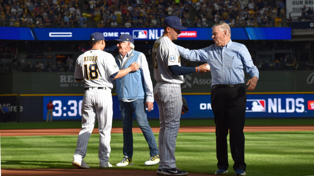 Brewers iconic radio announcer Bob Uecker dies at 90